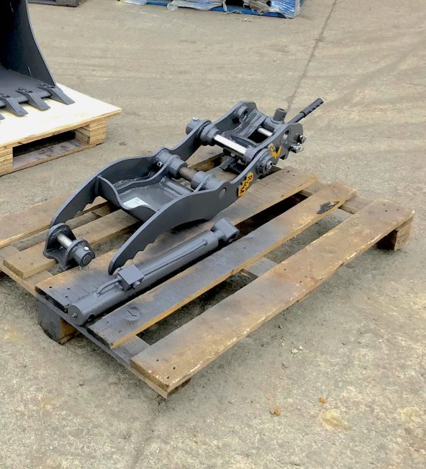 Hydraulic thumb on a pallet