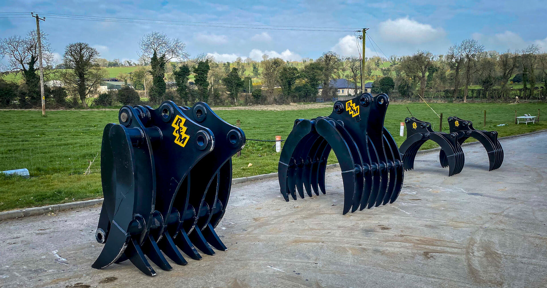 2 Heavy Duty Grabs and 2 smaller grabs for excavators